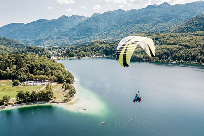 Nizek polet z jadralnim padalom nad Bohinjskim jezerom