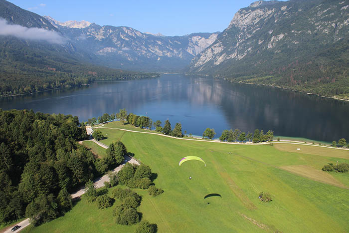 Nizek polet z jadralnim padalom nad Bohinjskim jezerom