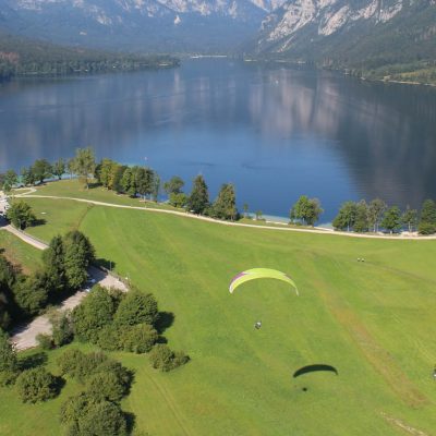 Nizek polet z jadralnim padalom pri Bohinjskem jezeru