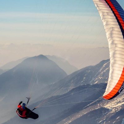 Polet z jadralnim padalom nad krvavcem