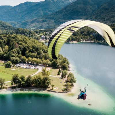 Nizek polet z jadralnim padalom nad Bohinjskim jezerom