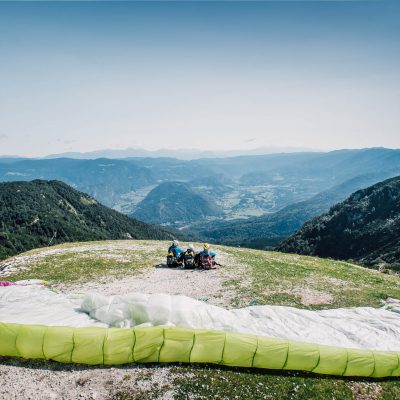 Skupinska slika pred vzletom z jadralnim padalom