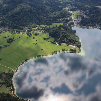 Pogled iz zraka na Bohinjsko jezero pri poletu z jadralnim padalom